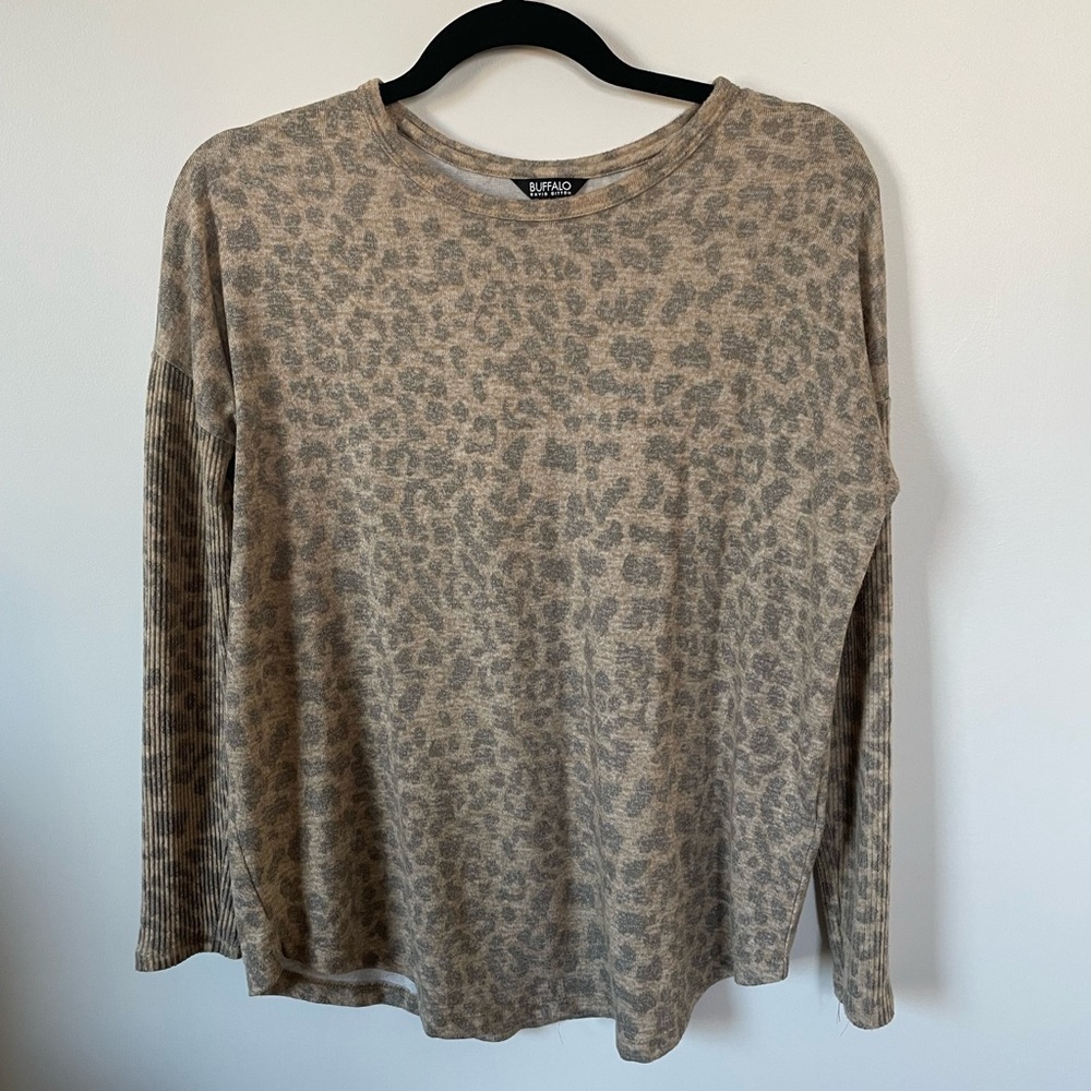Buffalo David Bitton Women's Ribbed Sleeve leopard top